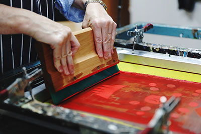 apply ink for screen printing
